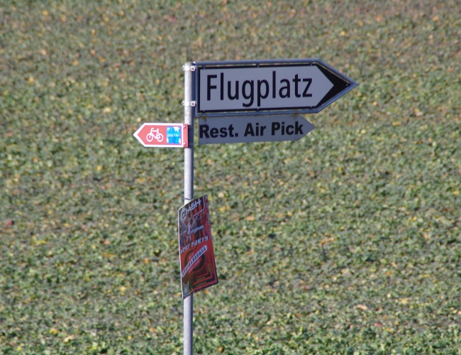 Wegweiser Flugplatz