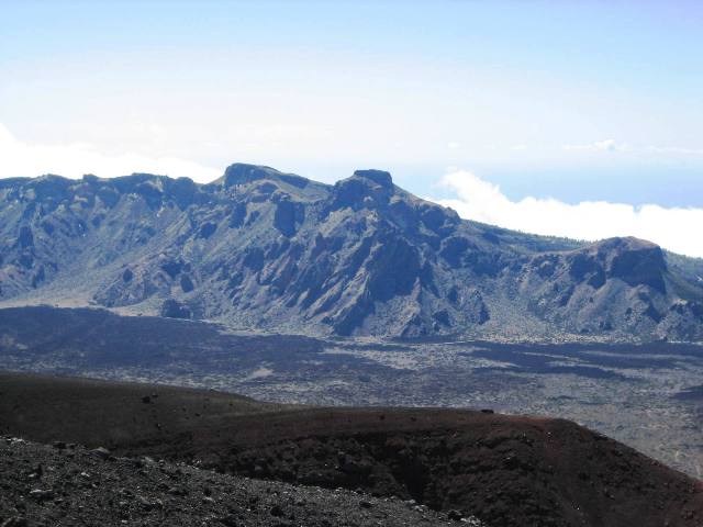 Blick zu den Kraterranderhebungen