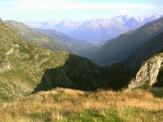 Morgenstimmung auf der Terrihütte, Val Sumvitg und Tödimassiv