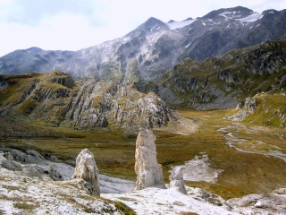 Felsformationen aus Dolomit, im Hintergrund Piz Medel