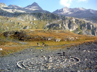 Steinkreis, im Hintergrund Piz Vial