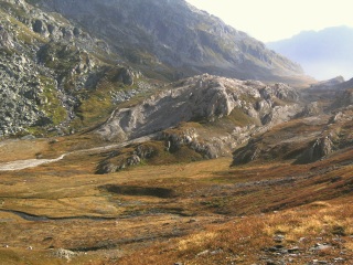 Gneis, Dolomit, Moorvegetation, dunkler Kalkschiefer