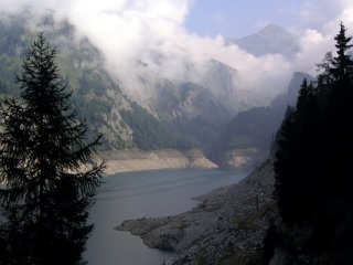 Lago  di Luzzone, im Hintergrund der Gipfel des Piz Terri