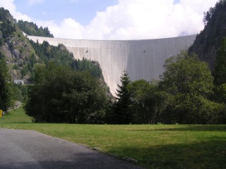 Staumauer des Lago di Luzzone