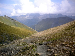 Blick von der Passhöhe in Richtung Val Lumnezia