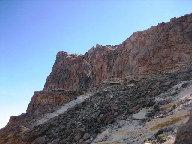 Guajara03, unter dem Gipfelaufbau führt der Weg zu einem Felsband