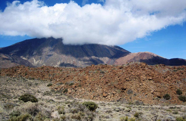 Guajara07, Teide mit Wolkenhaube, im Vordergrund erkalteter Lavastrom