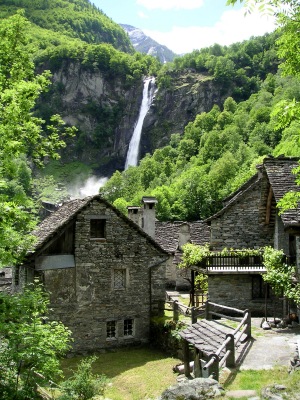 Foroglio mit Wasserfall