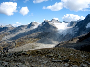 Blick von der Deieren-Älpli, links die Pyramide des Pizzo Lucendro und der Röttälligrat  u. rechts der Muttengletscher