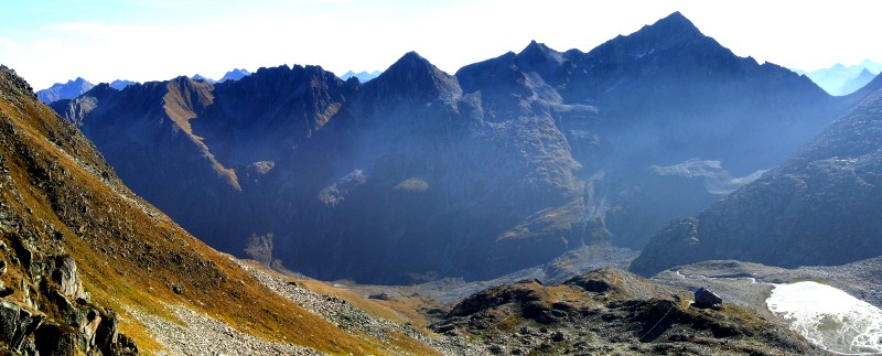 Blick vom Röttelligrat: Im Tal die Rotondohütte, der höchste Gipfel ist der Pizzo Lucendro und rechts davon der Cavannapass